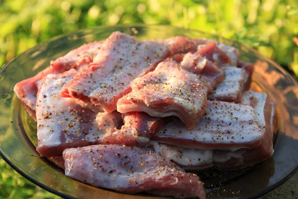 불에 요리 한 접시에 향신료와 고기 — 스톡 사진