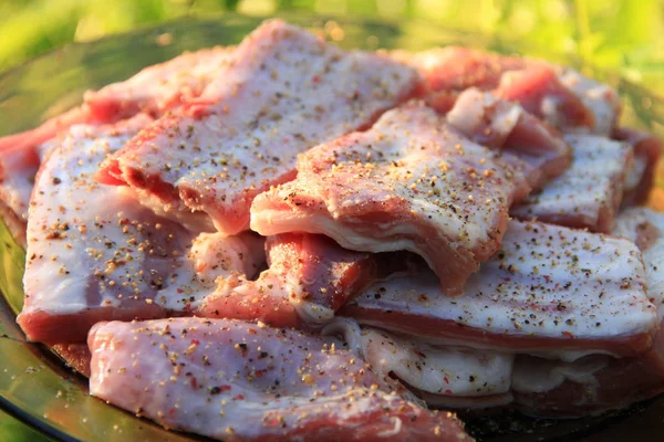 Baharat ateş üzerinde pişirme tabakta etli