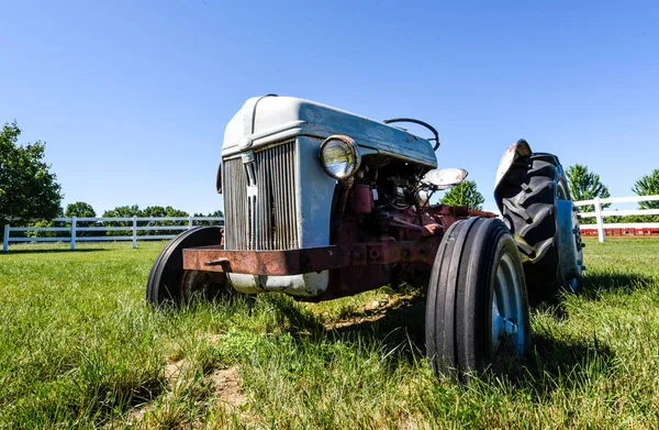 Gammal rostig traktor på ett fält — Stockfoto