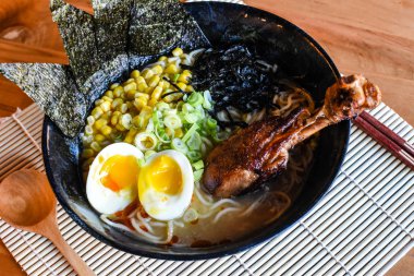 Tavuk Miso Ramen, lezzet ile harmanlanmış miso hamur yemeği. Tereyağlı Mısır ve tavuk baget ile tepesinde.