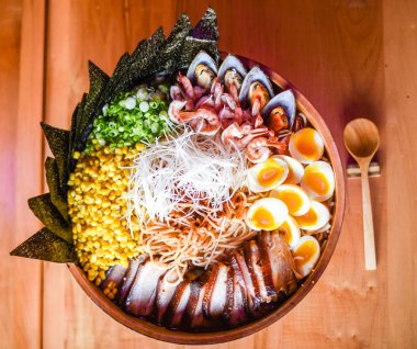 Süper Mega deniz ürünleri ve Chashu Domuz Ramen