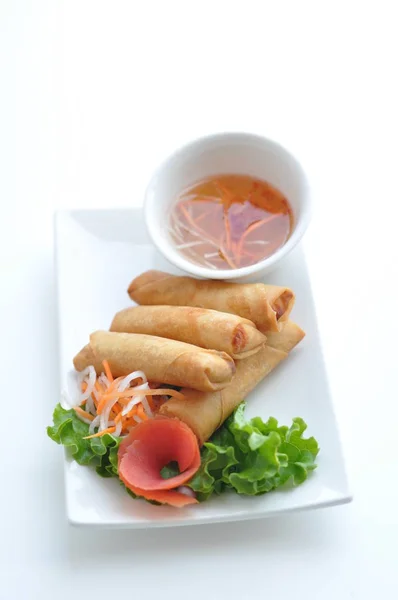 Rollos de primavera vietnamitas crujientes o Cha Gio rellenos de pollo molido, camarones, zanahoria, raíz de taro y cebolla . — Foto de Stock