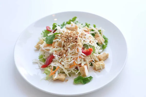 GOI, klasik Vietnamca salata. Rendelenmiş lahana, havuç, nane ile tavuk veya tofu ve keskin ve ekşi sosu. — Stok fotoğraf