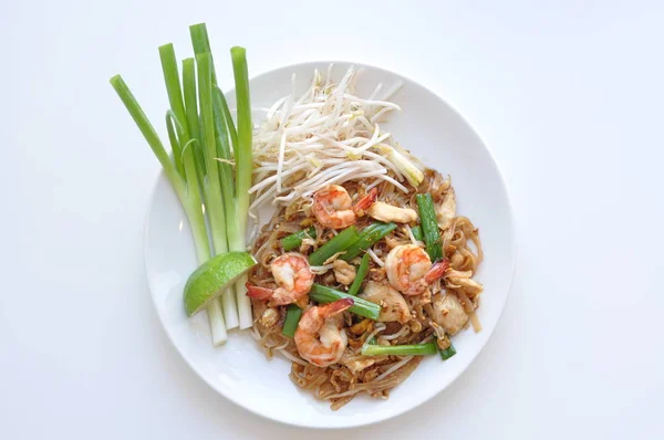 Almohadilla de camarones tailandesa, Fideos finos de arroz fritos con pollo, brote de frijol, huevo, cebolla verde y cacahuete molido . — Foto de Stock