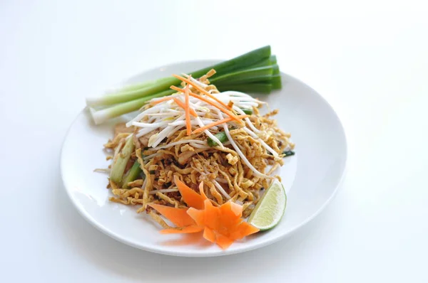 Almohadilla de pollo crujiente Thai. Fideos de arroz fritos con huevo, cebolletas, brotes de frijol y cacahuetes molidos rematados con pollo crujiente . — Foto de Stock