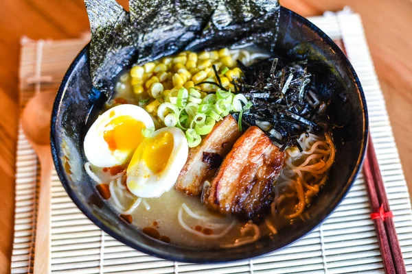 Chashu domuz eti Miso Ramen, lezzet ile harmanlanmış miso hamur yemeği. Tereyağlı Mısır ve kızarmış domuz eti ile tepesinde.