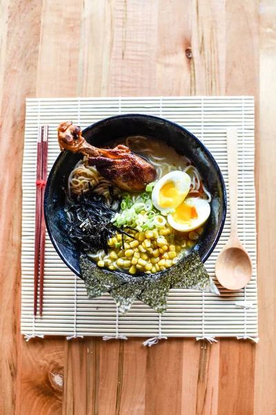 鶏味噌ラーメン、味はブレンドみそが満載。トッピング バター コーンとチキンのドラムスティック. — ストック写真