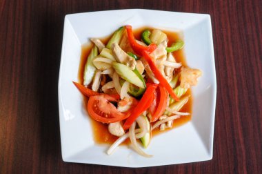 Tavada kızartılmış tatlı ve ekşi