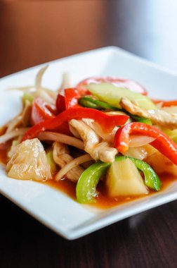 Tavada kızartılmış tatlı ve ekşi