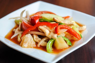 Tavada kızartılmış tatlı ve ekşi