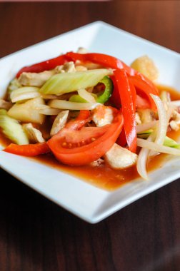 Tavada kızartılmış tatlı ve ekşi