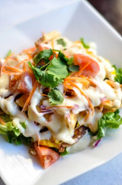 Soya peyniri ve sebze salatası