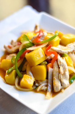 Tavada kızartılmış Mango tavuk