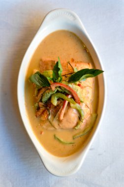 Panang kırmızı köri somon, somon steak, dolmalık biber, fesleğen ve kireç yaprakları panang Köri soslu