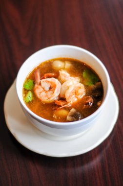 Karides Tom Yum, mantar, domates, limon, limon bırakın, havlıcan Tay chili ekşi et suyu içinde