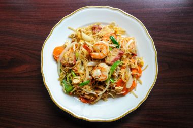 Shanghai tavada kızartılmış makarna, erişte Pirinç Noodle ile yumurta, havuç, napa, soğan, kereviz ve fasulye Filiz