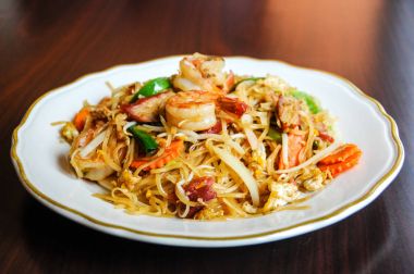 Shanghai tavada kızartılmış makarna, erişte Pirinç Noodle ile yumurta, havuç, napa, soğan, kereviz ve fasulye Filiz