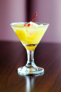 Tahta bir masada limonlu ve naneli kokteyl.