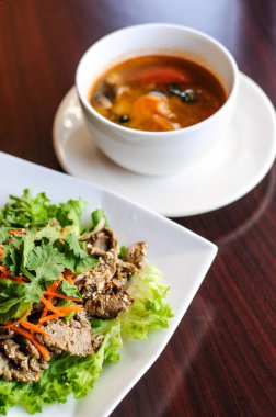 Nam Tok Baharatlı biftek salata