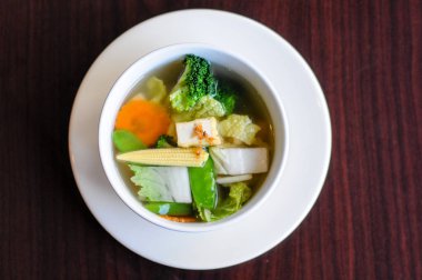 Tofu çorbası, temiz taze soya peyniri ve sebze çorbası.