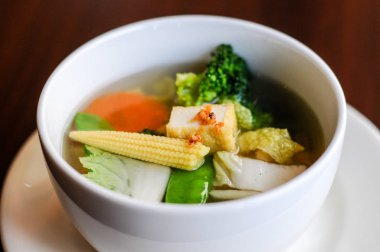 Tofu çorbası, temiz taze soya peyniri ve sebze çorbası.