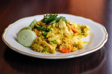 Köri ile tavada kızartılmış Rice Fried, yumurta, soğan, yeşil bezelye, havuç ve köri tozu ile terbiyeli.