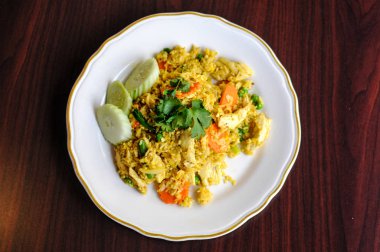 Köri ile tavada kızartılmış Rice Fried, yumurta, soğan, yeşil bezelye, havuç ve köri tozu ile terbiyeli.