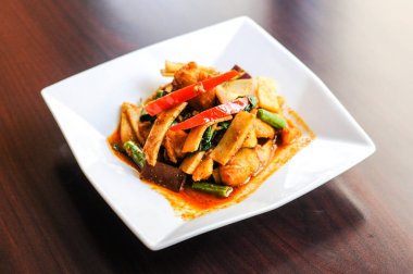 Tavada kızartılmış baharatlı yayın balığı