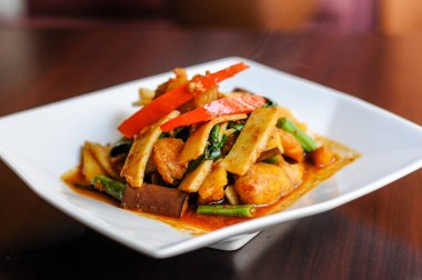 Tavada kızartılmış baharatlı yayın balığı