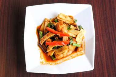 Tavada kızartılmış baharatlı yayın balığı