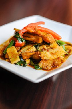 Tavada kızartılmış baharatlı yayın balığı