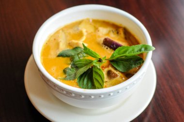 Kırmızı köri, kırmızı köri içinde Hindistan cevizi sütü patlıcan, bambu sürgünleri, biber ve fesleğen ile hassas bir karışımı yaprakları