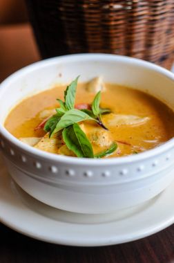 Kırmızı köri, kırmızı köri içinde Hindistan cevizi sütü patlıcan, bambu sürgünleri, biber ve fesleğen ile hassas bir karışımı yaprakları