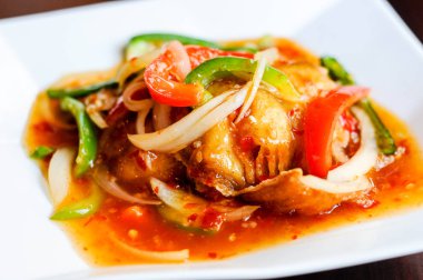 Kırmızı sıcak Snapper, biber, soğan, taze sarımsak ve biber ile kırmızı balığı fileto tepesinde kızarmış tatlı ve ekşi soslu karışık