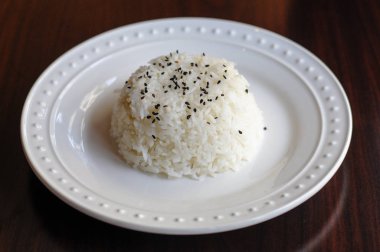 Tavuklu pilav ve sebze.