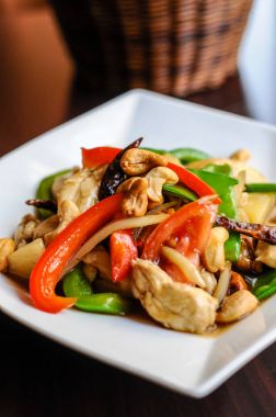 Tavada kızartılmış kaju tavuk