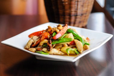 Tavada kızartılmış kaju tavuk