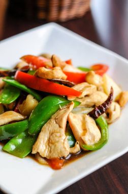 Tavada kızartılmış kaju tavuk