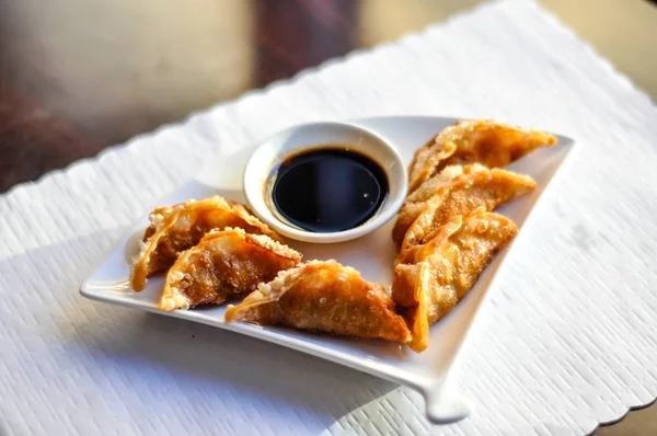 Pegatinas de pollo, albóndigas crujientes fritas o al vapor con salsa de soja dulce — Foto de Stock