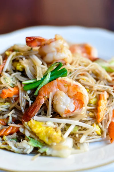 Fideos de Shanghai, fideos de arroz con vermicelli fritos con huevo, zanahorias, napa, cebolla, apio y brote de frijol — Foto de Stock