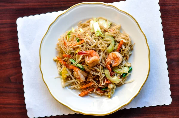 Fideos de Shanghai, fideos de arroz con vermicelli fritos con huevo, zanahorias, napa, cebolla, apio y brote de frijol — Foto de Stock