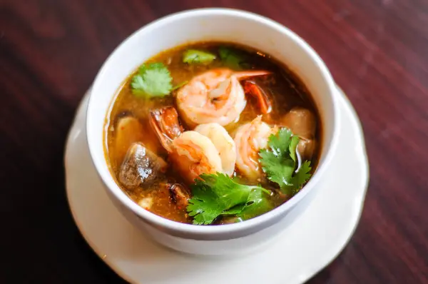 Shrimp Tom Yum, Mushroom, tomatoes, lemongrass, lime leave, galangal in Thai chili sour broth — Stock Photo, Image