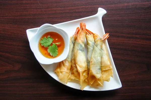 Rollos de camarones, camarones enteros enrollados con hojas de albahaca en una envoltura de arroz crujiente, fritos y servidos con nuestra salsa agridulce casera picante — Foto de Stock