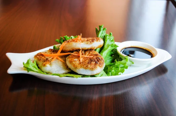 Chive Dumpling, al vapor o frito, servido con salsa picante de soja dulce — Foto de Stock