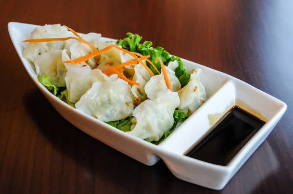 Veggie Potstickers, albóndigas de verduras al vapor con salsa de soja dulce — Foto de Stock