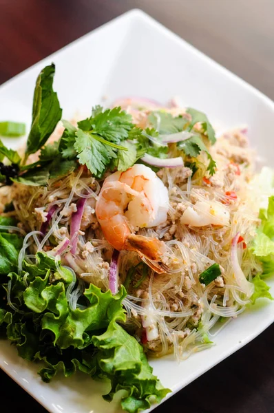 Yum Woonsen cam şehriye salatası, cam Salata marul üzerinde tavuk ve karides ile servis erişte — Stok fotoğraf