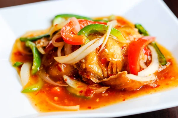Kırmızı sıcak Snapper, biber, soğan, taze sarımsak ve biber ile kırmızı balığı fileto tepesinde kızarmış tatlı ve ekşi soslu karışık