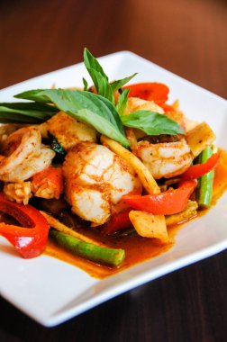 Tavada kızartılmış Baharatlı deniz ürünleri, tavada kızartılmış karides, midye, midye, mürekkep, Yengeç, Balık topları, bambu sürgünleri, yeşil fasulye, fesleğen yaprakları ve patlıcan ile kırmızı köri