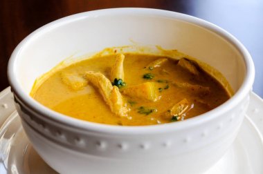 Sarı köri, hafif bir köri sos ve patates ve yeşil bezelye ile Hindistan cevizi sütü.