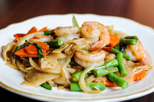 Pad Khee tavada kızartılmış geniş pirinç noodle, sıcak biber, havuç, yeşil fasulye, soğan, Mao, domates ve fesleğen yaprakları.